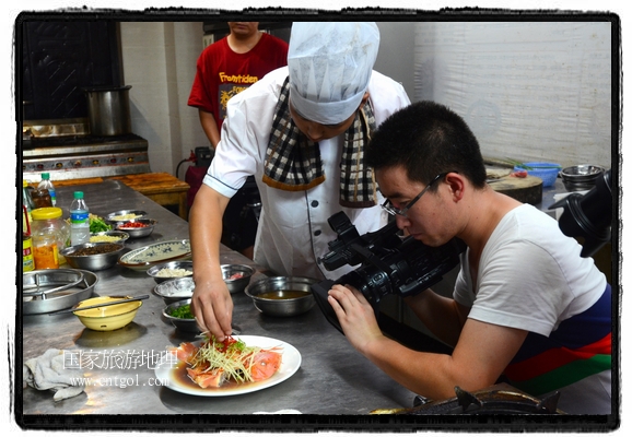 此次攝制組通過拍攝婺源代表名菜糊豆腐、粉蒸肉、荷包紅魚、賽鵝頸及地方小吃清明果、灰汁果、糯米子糕等來詮釋婺源美食經(jīng)典，展示婺源食文化，打造獨屬婺源的美食符號。