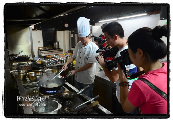 此次攝制組通過拍攝婺源代表名菜糊豆腐、粉蒸肉、荷包紅魚、賽鵝頸及地方小吃清明果、灰汁果、糯米子糕等來詮釋婺源美食經(jīng)典，展示婺源食文化，打造獨屬婺源的美食符號。