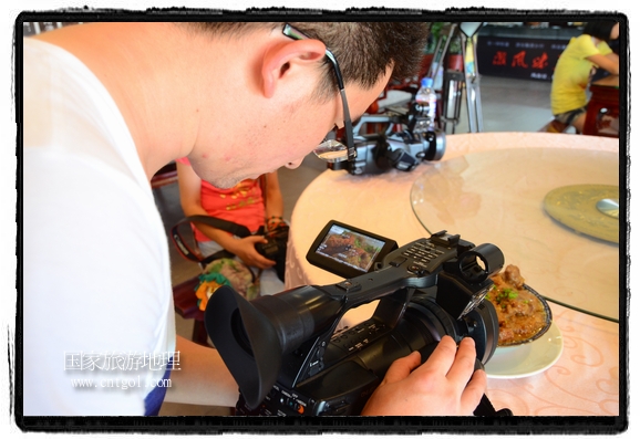 此次攝制組通過拍攝婺源代表名菜糊豆腐、粉蒸肉、荷包紅魚、賽鵝頸及地方小吃清明果、灰汁果、糯米子糕等來詮釋婺源美食經(jīng)典，展示婺源食文化，打造獨屬婺源的美食符號。