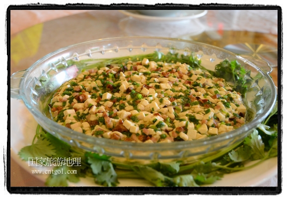 此次攝制組通過拍攝婺源代表名菜糊豆腐、粉蒸肉、荷包紅魚、賽鵝頸及地方小吃清明果、灰汁果、糯米子糕等來詮釋婺源美食經(jīng)典，展示婺源食文化，打造獨屬婺源的美食符號。