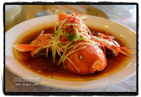 此次攝制組通過拍攝婺源代表名菜糊豆腐、粉蒸肉、荷包紅魚、賽鵝頸及地方小吃清明果、灰汁果、糯米子糕等來詮釋婺源美食經(jīng)典，展示婺源食文化，打造獨屬婺源的美食符號。