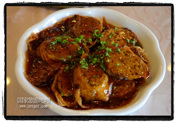 此次攝制組通過拍攝婺源代表名菜糊豆腐、粉蒸肉、荷包紅魚、賽鵝頸及地方小吃清明果、灰汁果、糯米子糕等來詮釋婺源美食經(jīng)典，展示婺源食文化，打造獨屬婺源的美食符號。