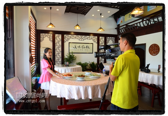 此次攝制組通過拍攝婺源代表名菜糊豆腐、粉蒸肉、荷包紅魚、賽鵝頸及地方小吃清明果、灰汁果、糯米子糕等來詮釋婺源美食經(jīng)典，展示婺源食文化，打造獨屬婺源的美食符號。