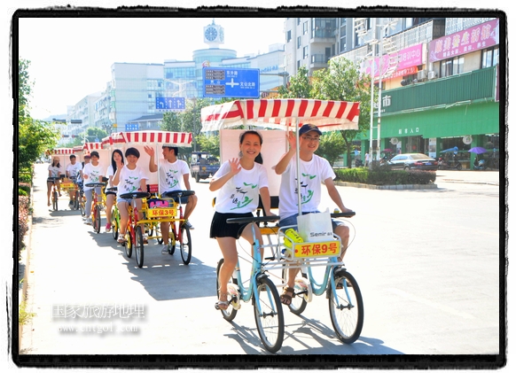 江西婺源:情侶騎行旅行過(guò)“七夕”