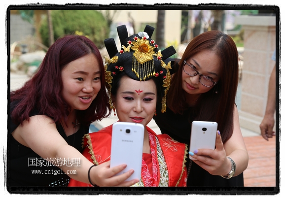 6月19日，端午節(jié)的前一天，甘肅平?jīng)鍪嗅轻紖^(qū)南山公園澳廈麗灣小區(qū)“邀請”唐朝被譽為四大美女之一的“楊貴妃”前來與市民見面，共度“端午佳節(jié)”。期間，“貴妃娘娘”由一名解說人員做向?qū)Вc小區(qū)居民一同游玩、賞景、互敬酒水、合影留念，并現(xiàn)場贈送大人小孩粽子、香包和糖果。