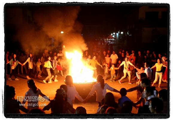 甘肅平?jīng)鍪嗅轻脊沛?zhèn)舉辦了篝火晚會，1000余名市民參與其中，大家載歌載舞，在歡快熱鬧的氣氛中為每一位父親送祝福。父親節(jié)（Father's Day），顧名思義是感恩父親的節(jié)日。約始于二十世紀(jì)初，起源于美國，現(xiàn)已廣泛流傳于世界各地，節(jié)日日期因地域而存在差異。