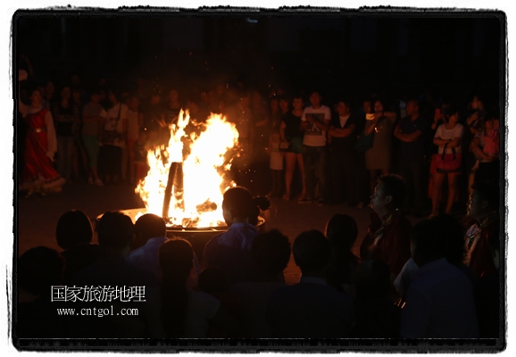 甘肅平?jīng)鍪嗅轻脊沛?zhèn)舉辦了篝火晚會，1000余名市民參與其中，大家載歌載舞，在歡快熱鬧的氣氛中為每一位父親送祝福。父親節(jié)（Father's Day），顧名思義是感恩父親的節(jié)日。約始于二十世紀(jì)初，起源于美國，現(xiàn)已廣泛流傳于世界各地，節(jié)日日期因地域而存在差異。