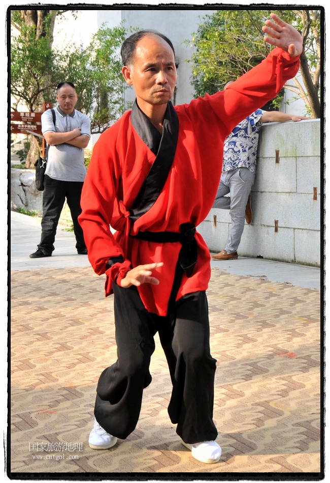 6月20日，小朋友們和中國(guó)武術(shù)愛(ài)好者們?cè)诮魇℃脑纯h熹園景區(qū)表演中國(guó)傳統(tǒng)的中國(guó)武術(shù)功夫，吸引許多游人前來(lái)駐足觀看。當(dāng)日是中國(guó)傳統(tǒng)的端午節(jié)，江西省婺源縣的中國(guó)武術(shù)愛(ài)好者們通過(guò)表演中國(guó)武術(shù)功夫，打太極，表演了少林棍、硬氣功、自選拳等少林寺功夫，讓孩子們從小學(xué)習(xí)中國(guó)武術(shù)，傳承中國(guó)武德，感受先人過(guò)端午的氛圍。