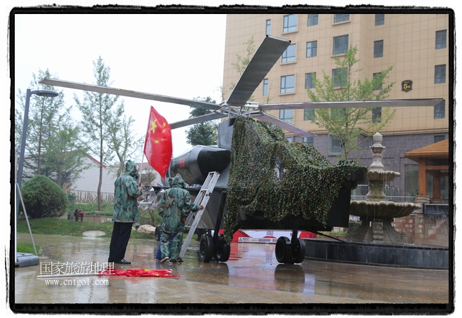 小區(qū)突然出現(xiàn)“飛機坦克”，其中殲15艦載戰(zhàn)斗機一架、99式主戰(zhàn)坦克一輛、武直-10武裝直升機一架，吸引了眾多市民雨中圍觀、合影。