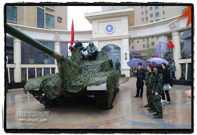 小區(qū)突然出現(xiàn)“飛機坦克”，其中殲15艦載戰(zhàn)斗機一架、99式主戰(zhàn)坦克一輛、武直-10武裝直升機一架，吸引了眾多市民雨中圍觀、合影。