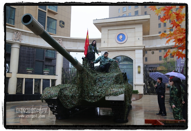 小區(qū)突然出現(xiàn)“飛機坦克”，其中殲15艦載戰(zhàn)斗機一架、99式主戰(zhàn)坦克一輛、武直-10武裝直升機一架，吸引了眾多市民雨中圍觀、合影。