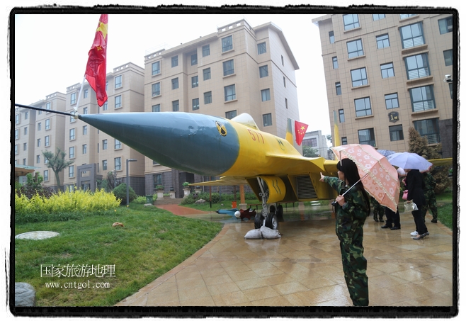 小區(qū)突然出現(xiàn)“飛機坦克”，其中殲15艦載戰(zhàn)斗機一架、99式主戰(zhàn)坦克一輛、武直-10武裝直升機一架，吸引了眾多市民雨中圍觀、合影。