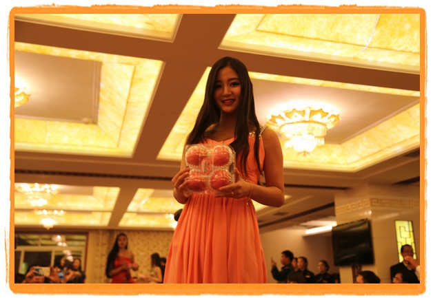 甘肅平涼:妙齡妹子表演T臺秀 不秀身材秀“金果”(圖)