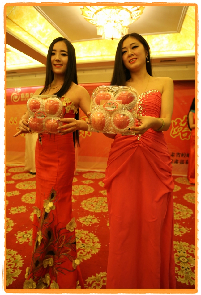 甘肅平涼:妙齡妹子表演T臺秀 不秀身材秀“金果”(圖)