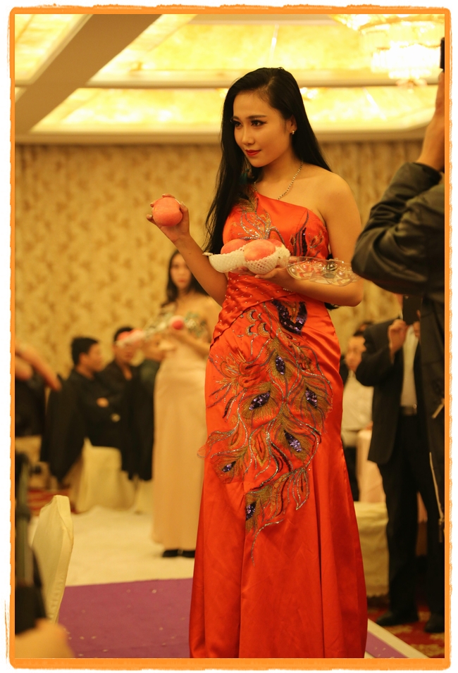 甘肅平涼:妙齡妹子表演T臺秀 不秀身材秀“金果”(圖)