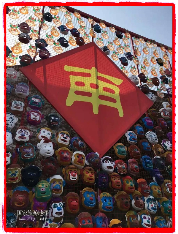 中國(guó)規(guī)模最大的猴面具彩繪在南潯古鎮(zhèn)展示。猴子真是今年最紅的動(dòng)物。 