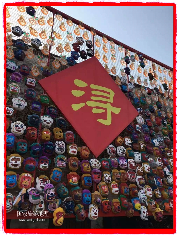 中國(guó)規(guī)模最大的猴面具彩繪在南潯古鎮(zhèn)展示。猴子真是今年最紅的動(dòng)物。 