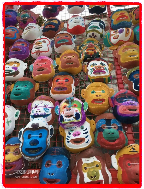 中國(guó)規(guī)模最大的猴面具彩繪在南潯古鎮(zhèn)展示。猴子真是今年最紅的動(dòng)物。 