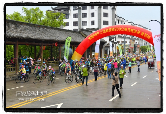 來自江西、安徽、浙江、福建等省市近千名選手參加了比賽，婺源賽道沿途的秀美風光和徽派古村落，給參賽選手留下美好的印象。