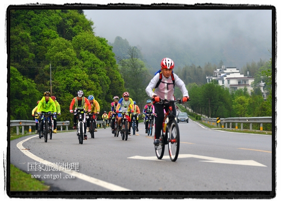 來自江西、安徽、浙江、福建等省市近千名選手參加了比賽，婺源賽道沿途的秀美風光和徽派古村落，給參賽選手留下美好的印象。