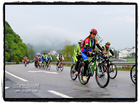 來自江西、安徽、浙江、福建等省市近千名選手參加了比賽，婺源賽道沿途的秀美風光和徽派古村落，給參賽選手留下美好的印象。