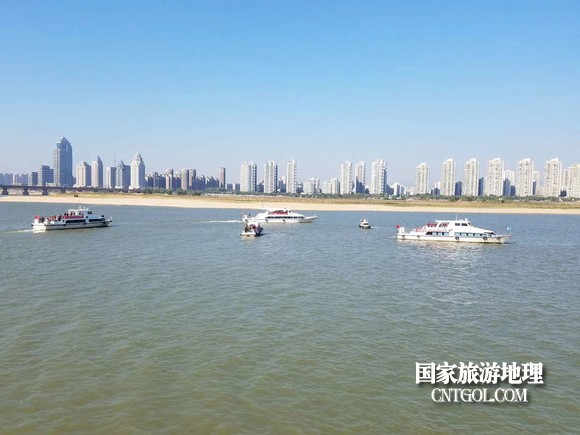 江西開(kāi)展呵護(hù)一湖清水，嚴(yán)厲打擊非法采砂行動(dòng)（圖）